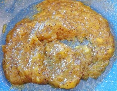 Khi kẹo bắt đầu sánh thì bạn bắt đầu đảo (sên) cho đến khi kẹo sánh dẻo thì tắt bếp. Đổ hỗn hợp này ra khay có lót màng thực phẩm. Để nguội rồi múc từng thìa kẹo cho vào giấy bóng kính gói lại.