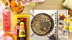 Làm nhân bánh chưng gạo nếp lứt: Ngâm nở hạt sen, nấm tuyết, nấm đông cô khô, mỗi loại lấy 100gr. Cho hạt sen vào nồi, đổ nước ngập gấp đôi sau đó luộc chín. Thái sợi nấm đông cô. Cắt miếng nhỏ nấm tuyết. Bỏ vỏ hạt dẻ, cắt nhỏ khoảng 100gr. Làm nóng chảo với 1 muỗng canh dầu ăn, cho 15gr hành boa rô băm và 15gr gừng băm vào phi thơm, sau đó cho nấm đông cô vào xào sơ, tiếp theo thêm hạt dẻ, hạt sen, nấm tuyết vào. Nếm hỗn hợp nhân bánh chưng nếp lứt xào với 2 muỗng canh nước tương, 2 muỗng canh dầu hào, 1/2 muỗng canh đường trắng, 1/2 muỗng cà phê ngũ vị hương sau đó xào 2 phút cho thấm gia vị.