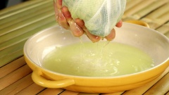 Gọt vỏ 1 trái đu đủ xanh khoảng 600gr, bỏ hạt, sau đó rửa sạch rồi bào sợi vừa ăn. Cắt sợi 2 trái dưa leo khoảng 200gr (bỏ phần ruột). Cho 1 muỗng canh muối hột vào đu đủ và dưa leo rồi xóc đều, để 30 phút. Sau đó đem rửa sạch, vắt ráo nước.