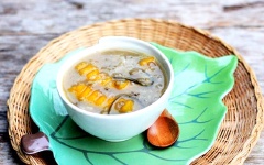 Múc chè ra chén, dùng nóng hay lạnh đều ngon.