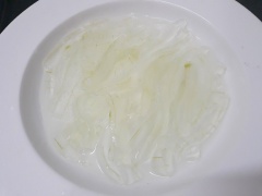 Nha đam gọt vỏ, cắt khúc rồi ngâm với đá và nước chanh để sạch và giòn. Sau đó cắt thành sợi dài. Nấm mèo ngâm nước, bỏ gốc, cũng cắt thành sợi.