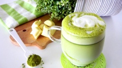 Đánh bông kem sữa tươi. Cho sữa tươi vào ly đá, rót nước matcha vào, thêm kem sữa tươi đã đánh lên, rắc thêm ít bột matcha lên là được. Trước khi uống có thể khuấy đều lên nhé!