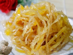 Chờ mứt nguội cho ra đĩa là có thể mang ra mời khách thưởng thức ngay hoặc cho vào hũ đậy nắp kín dùng dần. Mứt gừng thơm dẻo ngọt với những củ gừng tươi cắt sợi, ngào đường cùng thơm cắt nhỏ hạt lựu cho món mứt dẻo thơm, vàng vàng bắt mắt, đem đến nhiều may mắn cho ngày Tết.