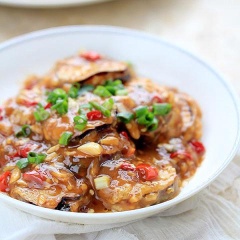 Múc cà tím nhồi thịt sốt chua ngọt ra đĩa. Món ăn thật là hấp dẫn đúng không nào?