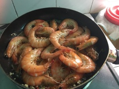 Khi dầu nóng cho tôm vào đảo đều liên tục. Khi tôm chuyển sang màu đỏ cho hỗn hợp nước mắm tỏi ướt vào chảo đảo liên tục đến khi nước mắm tỏi ớt thắm đều vào tôm thì ta nhắc xuống.