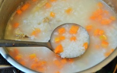 Gạo tẻ vo sạch, thêm xương gà, nước luộc gà cho lên bếp, nấu chín. Hầm từ từ cho hạt gạo nở và xương gà ra nước ngọt. Khi hạt gạo bắt đầu nở, cho cà rốt vào nấu chung. Dùng đũa kiểm tra xem cà rốt mềm chưa. Nếu mềm thì tán nhuyễn ít cà rốt cho cháo có màu đẹp.