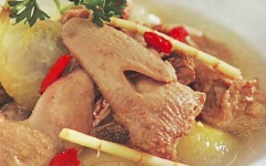 Tiếp đến, nêm 1 muỗng cà phê muối, 1 muỗng cà phê bột ngọt rồi tắt bếp. Cho món ăn ra tô và dùng khi còn nóng.