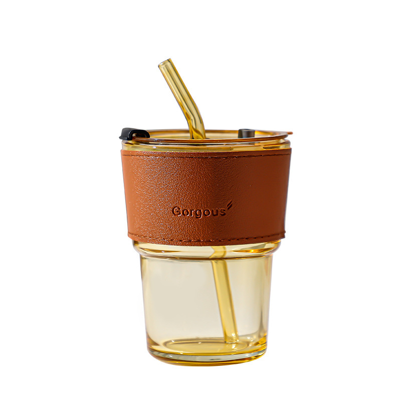 Trinkbecher aus Glas mit Trinkhalm