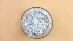 Khoai môn sau khi hấp đem nghiền nhuyễn, sau đó cho vào khoai 30gr bột mì, dùng tay nhồi cho bột được dẻo mịn.