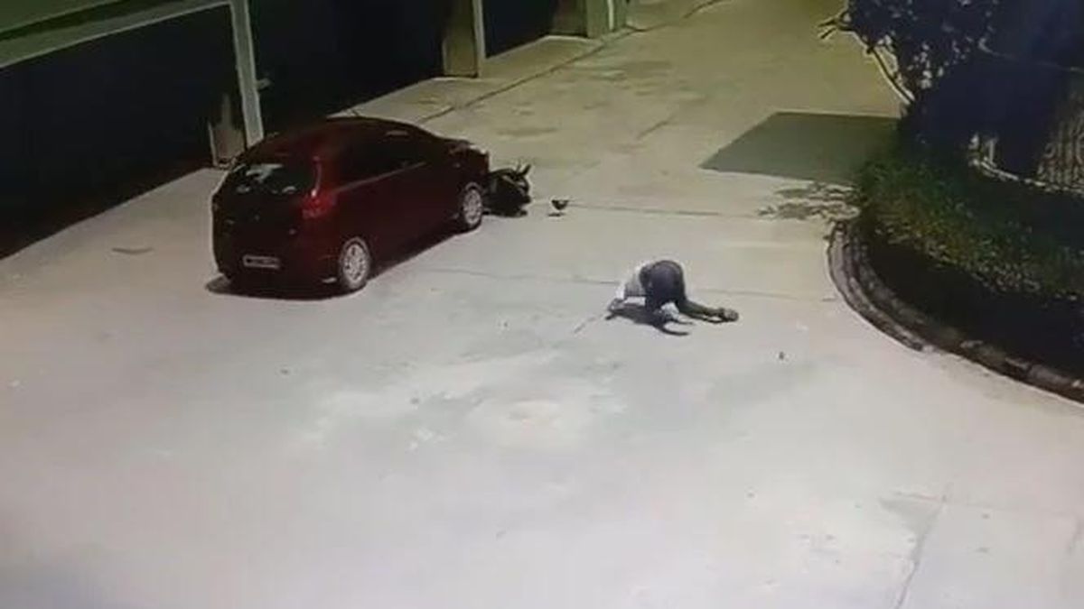Bị ô tô tông văng lên không trung, người đàn ông đi xe máy may mắn thoát chết - Tạp chí Doanh Nghiệp Việt Nam