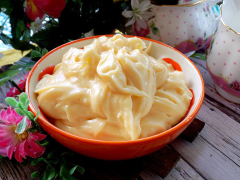 Custard: Cho lòng đỏ trứng và đường vào âu đánh tan. Sau đó cho bột bắp, vanilla vào khuấy đều. Cuối cùng cho sữa nóng vào khuấy chung lược hỗn hợp này qua rây đổ vào nồi. Bây giờ bắt nồi sữa lên bếp nấu lửa nhỏ. Cứ vừa nấu vừa khuấy đều tay cho đến khi hỗn hợp sánh mịn thì tắt bếp. Bây giờ cho bơ vào khuấy chung. Đổ custard ra chén bọc kín để ngăn mát tủ lạnh. Khi custard nguội thì cho bao nilon có đui răng cưa sau đó bắt bánh.