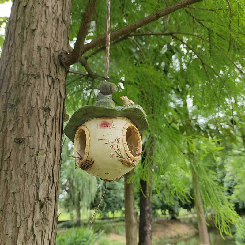 Vogelhaus mit Zauberhut-Design aus Kunstharz