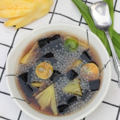 Nếu muốn nước mát thì trước khi ăn bạn cho nước nấu với lá dứa và dứa vào tủ lạnh nhé! Phần nước có thêm chút chua chua của tắc sẽ tăng thêm hương vị và xua đi cảm giác khát nước trong những ngày nắng nóng đấy. Sương sáo hạt é hứa hẹn sẽ là thức uống tuyệt vời cho mùa hè này!