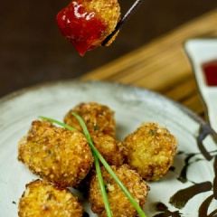 Khi ăn có thể chấm kèm ketchup hoặc muối, hạt tiêu tùy sở thích. Tôm sú viên chiên giòn được trộn cùng với hành tây, hành lá, trứng và một số gia vị khác nên khi rán lên sẽ không bị khô, khi ăn cũng bớt đi cảm giác ngấy.