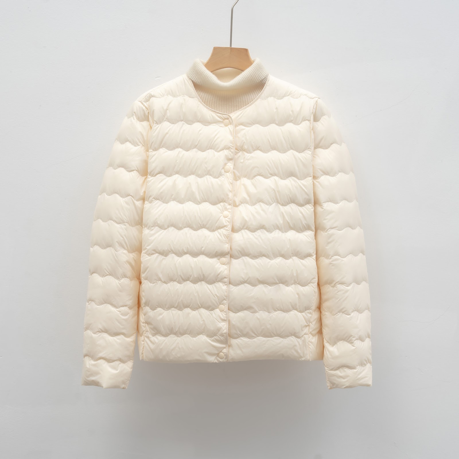 Lightweight women's down jacket with round neck and wave pattern