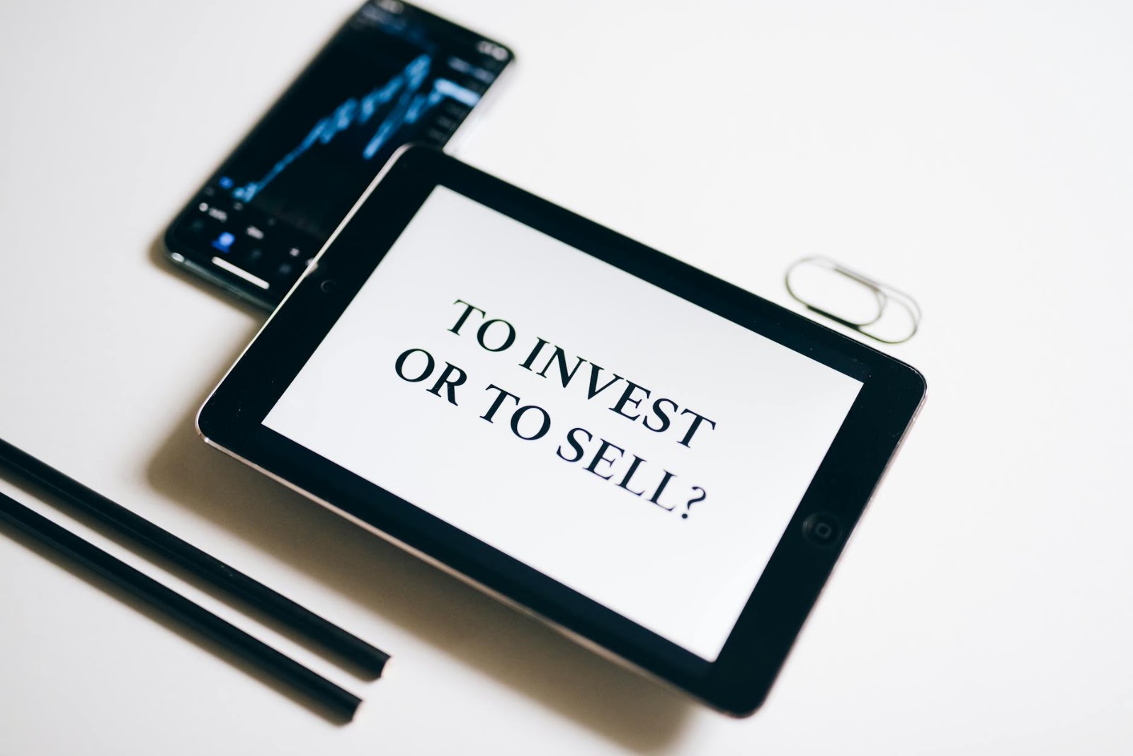 Human expertise guiding Generative AI Market Analysis for smarter, critically informed investment decisions.