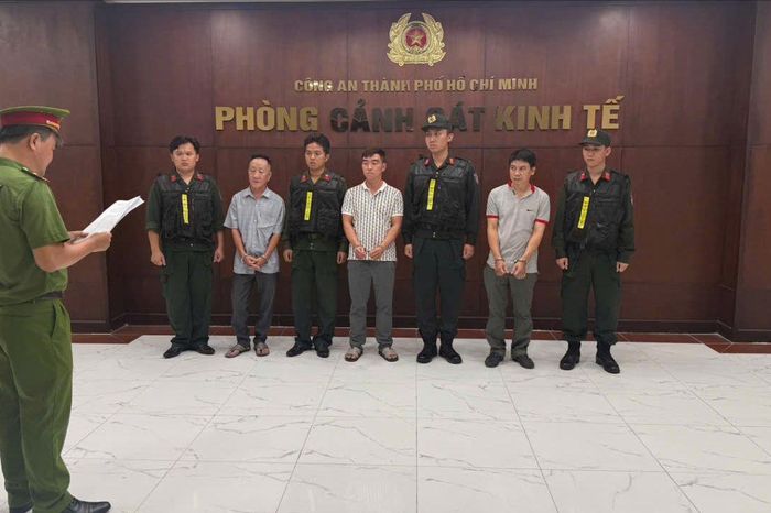 Công an TP.HCM bắt giam 3 người sản xuất thuốc đông y giả trộn Paracetamol - Báo Pháp Luật TP.HCM