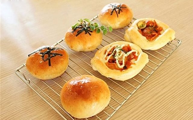 Bánh Mì Nhân Gạo Cay Hàn Quốc