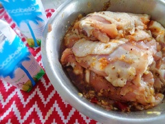 Cho thịt gà, tỏi hành giã nhỏ, các gia vị nước tương, muối, hạt nêm, đường cho hết vào thau trộn đều. Ướp ít nhất 3-4 tiếng hay qua đêm.