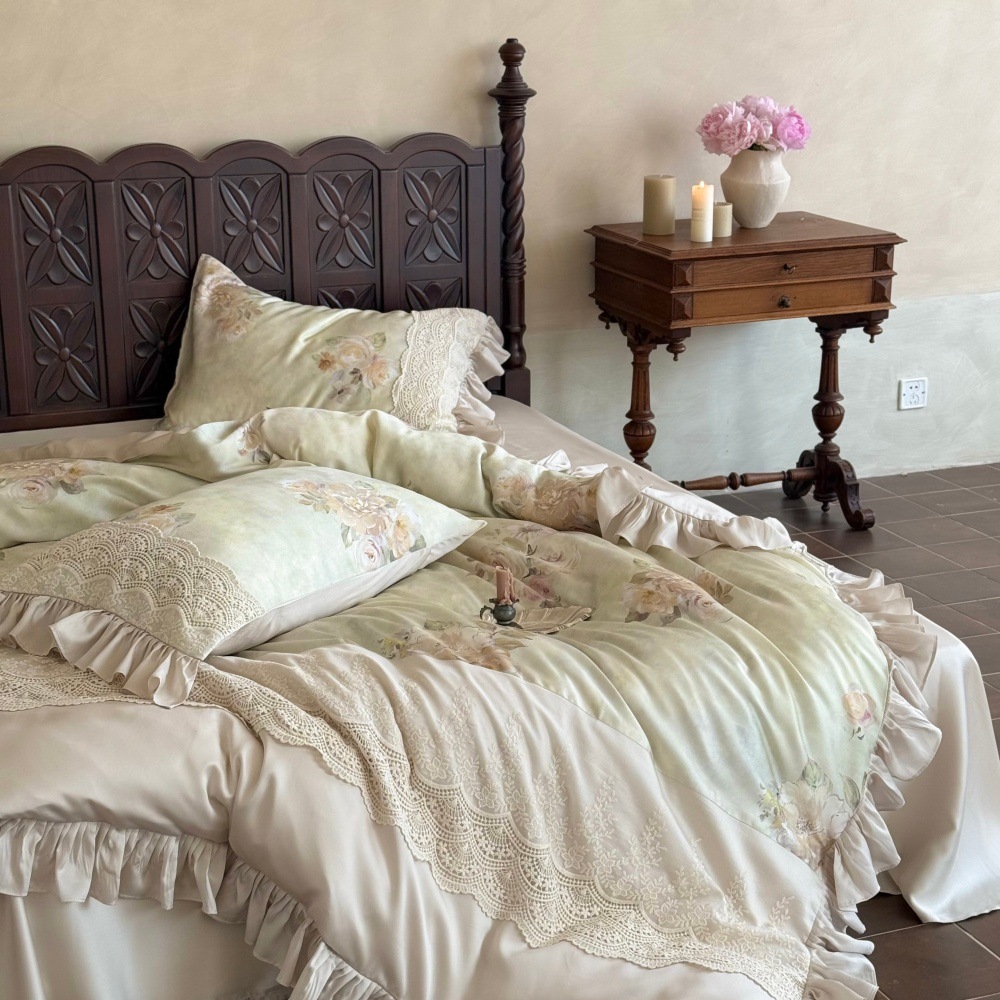 Bedding set made of long-staple cotton with lace trim