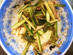 Dưa leo thái sợi ngắn, trộn đều với kimchi và 1/2 muỗng canh nước tương.