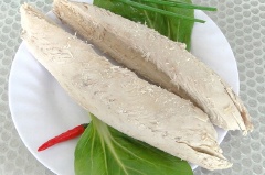 Cá ngừ rửa sạch, cho vào đĩa đặt vào xửng nước sôi hấp chín. Có thể chọn phần thịt phi lê cá ngừ để không phải tốn thời gian gỡ bỏ xương cá nhé!