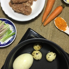 Sau đó lại cho thịt vào cối, thêm hạt nêm và xay lần thứ 2 nhé! Luộc trứng gà và trứng cút trong vòng 6 phút để có lòng đào nhé!