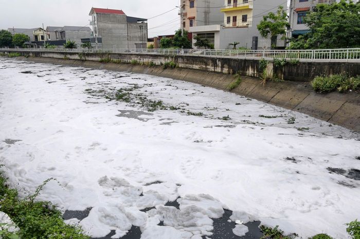 Nước đen, bọt trắng phủ kín kênh ở Bắc Ninh, 4 tháng chưa tìm ra nguồn xả thải - Báo VTC News