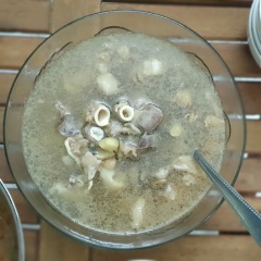 Xào khoảng 3 phút, bạn cho nước dùng vào nồi gà rồi đun sôi khoảng 15 phút. Khi thịt ba chỉ, cuống họng và cật heo chín mềm, bạn nêm nếm cho vừa khẩu vị (chú ý vớt bọt nếu có). Khi vừa ăn rồi thì tắt bếp. Múc canh ra tô và dùng nóng để tác dụng giải cảm được phát huy tối đa. Vậy là hoàn thành món canh gừng nấu thịt ba chỉ cay nồng rồi đấy. Hương thơm phức của gừng tươi cùng thịt đậm đà chắc chắn sẽ khiến bạn và gia đình thích mê cho mà xem.