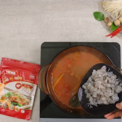 Cho tiếp tục, tôm, mực, nấm kim chi và nấm rơm vào nấu chín. Rồi pha loãng 3 muỗng canh bột bắp với nước chế từ từ vào nồi súp đến khi sệt, tiếp tục cho từ tù 1 quả trứng gà vào ( vừa đổ vừa khuấy, sao cho trứng được kéo thành sợi), cuối cùng thì cho thịt nghêu vào rồi tắt bếp.