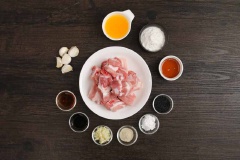 Tỏi bóc vỏ thái lát. Sườn rửa sạch, để ráo nước cho vào bát ướp cùng rượu, nước tương, tỏi bằm, bột bắp và hạt tiêu trong 20 phút cho ngấm gia vị. Đun nóng dầu ăn, cho tỏi vào chiên đến khi tỏi chuyển sang màu vàng nâu thì vớt ra bát để riêng.