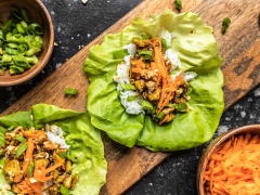 Đậu hũ sốt tương hosin kèm xà lách là một món cực kì hấp dẫn, ngon miệng cho những ngày chay của cả nhà với màu sắc bắt mắt cùng hương vị đậm đà, chua ngọt cực kì hấp dẫn đấy. Chị em nội trợ lưu thêm công thức này vào thực đơn của cả nhà nha.