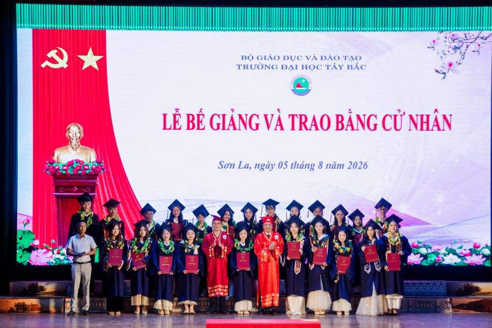 Trường Đại học Tây Bắc tổ chức Lễ Bế giảng và Trao bằng cử nhân cho khóa học 2022–2026