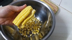 Tách hạt ngô, rửa sạch qua rổ để mày ngô bong ra, để ráo. Trứng gà đánh tan.