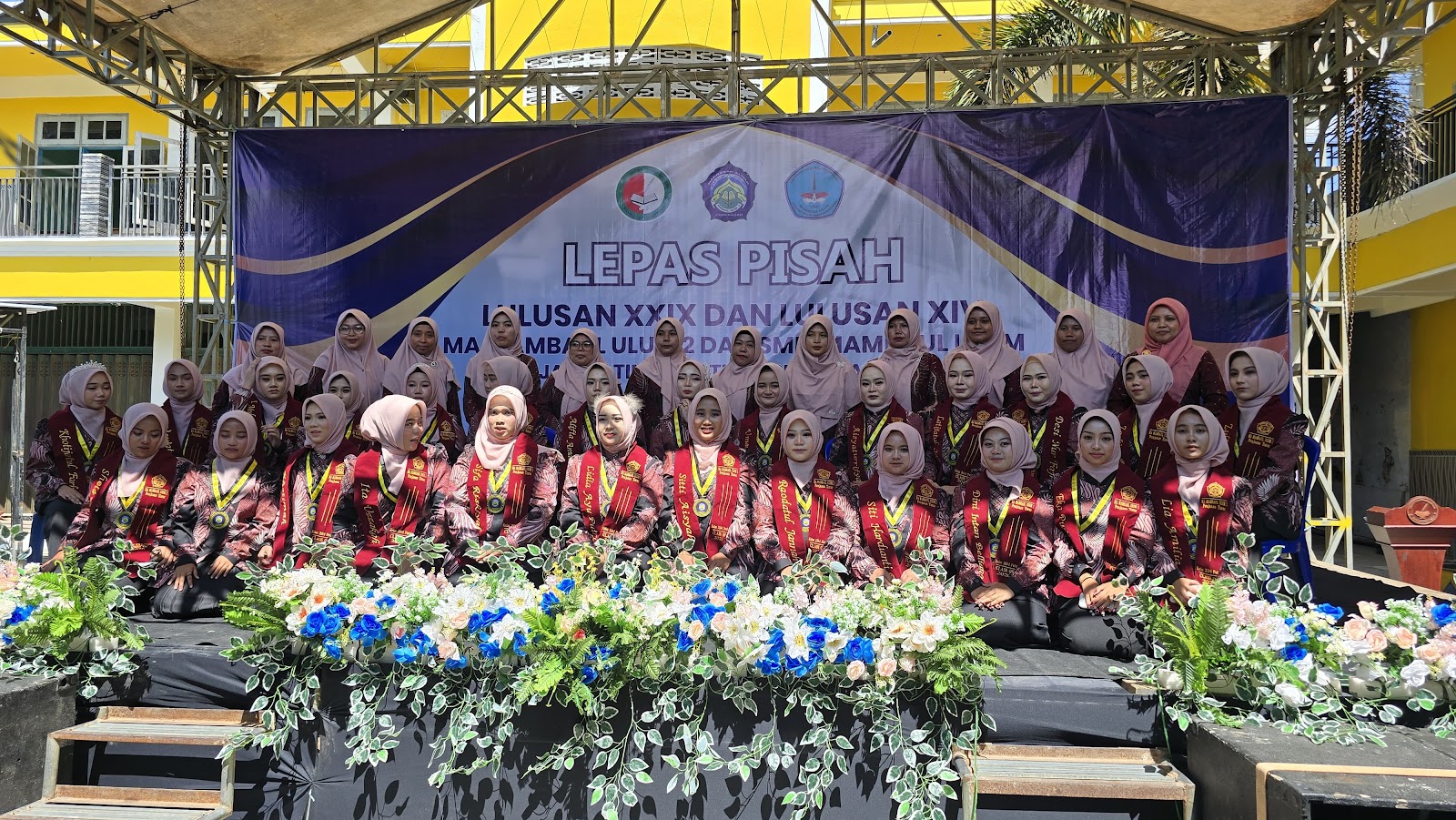 Lulusan 29 MA Mambaul Ulum 2 bersama dewan guru