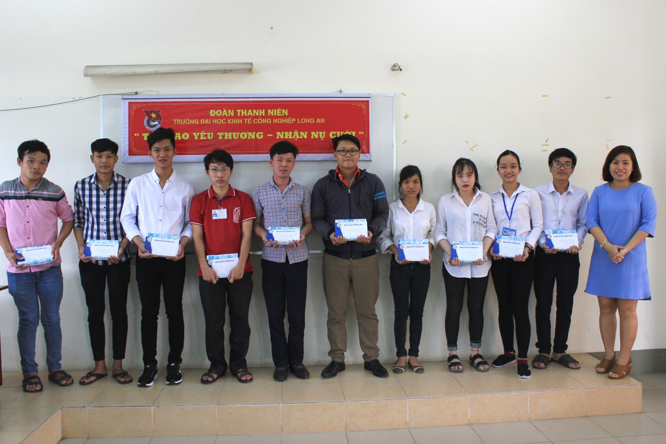Quà trao tay – nụ cười nhận lấy
