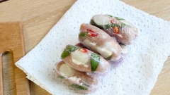 Cho nem vào hộp kín, để nhiệt độ phòng trong 24-36 giờ cho nem lên men. Sau đó lấy nem ra khỏi hộp giữ trong tủ lạnh, ăn dần. Những buổi tiệc cuối năm không thể thiếu món nem truyền thống, nhưng vấn đề an toàn thực phẩm khiến bạn ngần ngại mua nem ngoài hàng thì nay đã có giải pháp rồi bạn nhé. Làm nem tại nhà giờ đây dễ dàng hơn và đảm bảo sạch sẽ từ giai đoạn chọn nguyên liệu đến lúc chế biến. Hơn nữa chiếc nem mà bạn làm ra hẳn phải vừa khẩu vị gia đình bạn hơn, không còn vị quá ngọt hay quá chua như khi đi mua nữa. Những ngày nghĩ lễ hãy thực hiện món nem này để cho bữa cơm đoàn viên thêm ý nghĩa nhé.