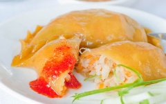 Hấp chín bánh từ 15-20 phút. Khi bánh chín, quết 1 chút dầu tỏi để giữ bánh mềm lâu. Thưởng thức món bánh khoai lang độc đáo thôi nào!