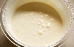 Đầu tiên, trộn bột mì, bột nở, đường, trứng gà, sữa tươi với nhau thành hỗn hợp đồng nhất.