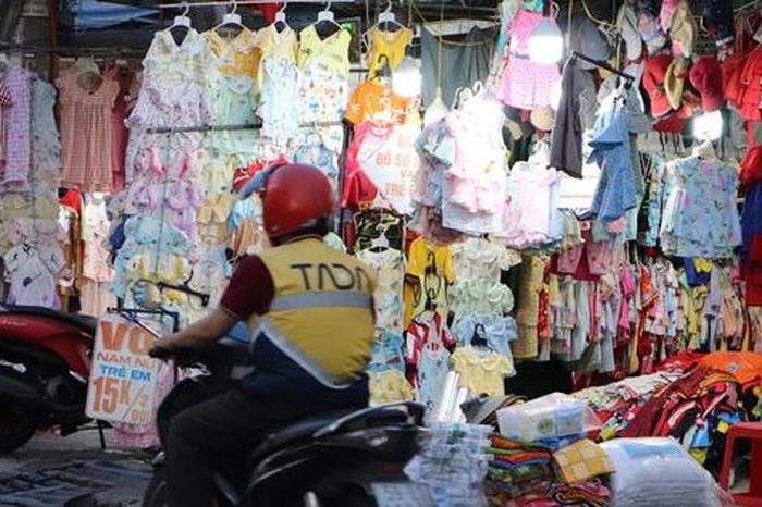 Vỉa hè thành chợ tự phát, người dân bức xúc mong chờ xử lý - Báo Người Lao Động
