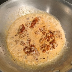 Cho kem tươi và nước sốt Bolognese vào một chảo khác, đun nóng. Cho mì vào nồi đã chuẩn bị ở bước 1 rồi luộc. Khi luộc chín tới thì vớt ra, cho vào chảo ở trên, trộn với nước sốt, muối, tiêu đen, bột phô mai, nêm gia vị vừa ăn.