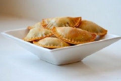Xếp bánh lên dĩa, bánh gối nhân thịt chiên giòn có thể ăn kèm nước tương hoặc tương ớt, tương cà để tăng thêm hương vị, độ ngon cho món ăn. Với công thức làm bánh gối này, bữa sáng cuối tuần của cả nhà sẽ thêm phần ngon miệng hơn đấy. Các mẹ nhanh chóng lưu lại cách làm ngay nhe.