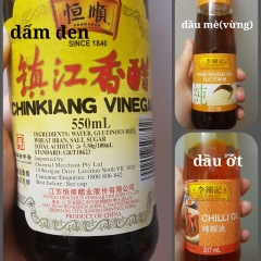Dưa leo rửa sạch, với quả nhỏ thì cắt 2 đầu rồi xoa mủ đề phòng dưa bị chát. Dùng má dao đập dập dưa, khoảng 3-4 nhát là được rồi. Sau đó chẻ đôi và cắt chéo miếng vừa ăn. Trong chén, trộn đều hỗn hợp nước sốt gồm nước tương, giấm đen, đường, tỏi giã nát và dầu mè, dầu ớt. Đánh đều cho đường tan
