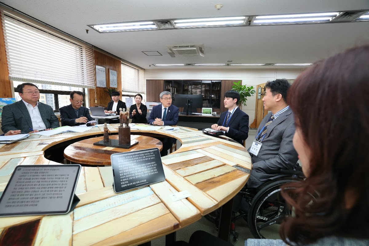 2025년 4월 18일 간담회에서 정근식 교육감과 장애인교원들이 원형 탁자에 둘러앉아 수어·문자통역과 점자단말기를 활용해 이야기를 나누고 있다.