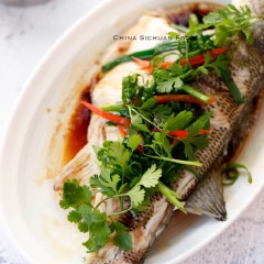 Hâm nóng nước tương rồi rưới tiếp lên phần thân cá. Cá hấp là món ăn ngon bổ dưỡng lại không bị ngấy. Thịt cá giữ nguyên được độ dai ngọt. Bạn hãy làm món cá hấp này cho bữa tối của gia đình mình nhé!