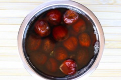 Đầu tiên, vo sạch gạo rồi đãi sạn (nếu có) như bình thường. Ngâm gạo khoảng 30 phút, để ráo nước thêm 15 phút nữa. Luộc hạt dẻ cho chín và vớt ra rổ cho ráo. Sử dụng dao lọt vỏ hạt dẻ.