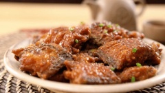 Cho cá hố ra đĩa, dội thêm nước số cá, rắc chút hành lá thái nhỏ lên trên nữa là có thể dùng. Món cá hố chiên rim đậm đà này nên dùng nóng với cơm trắng sẽ rất ngon.