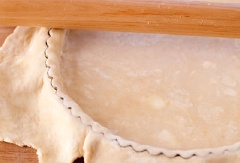 Lăn bột cho mỏng để làm đế bánh. Sau đó, đặt bột vào khuôn và cắt các phần còn thừa bên ngoài đi.