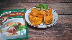Cho đậu hũ xóc sa tế ra dĩa và thưởng thức. Đậu hũ beo béo kết hợp cùng sa tế cay nồng và hạt nêm chay Knorr có vị mằn mặn, thơm thơm rất tuyệt vời. Chúc các bạn ngon miệng.