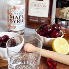 Bỏ cuống cherry, rửa sạch nhẹ nhành dưới vòi nước. Dùng dao cắt nhỏ cherry, bỏ hạt. Cho cherry đã cắt vào ly đựng cocktail.